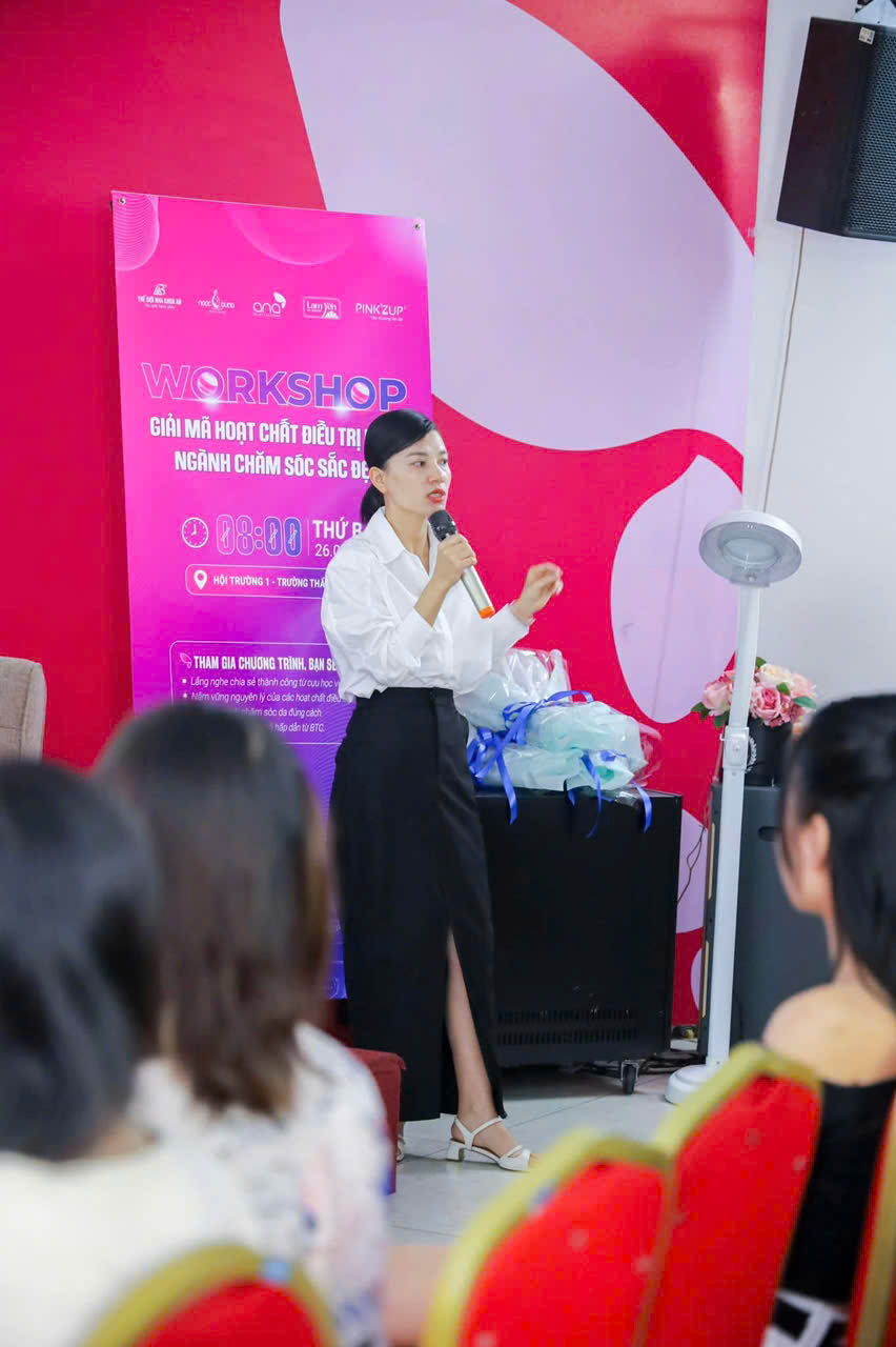Chuyên gia Lê Thị Duyên đứng lớp tại workshop Giải mã hoạt chất điều trị mụn