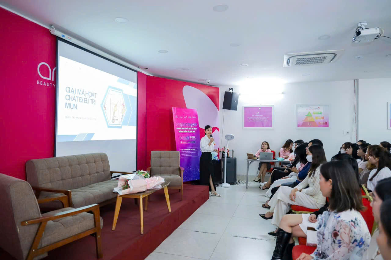 Chị Duyên giảng workshop Giải mã hoạt chất điều trị mụn trước học viên