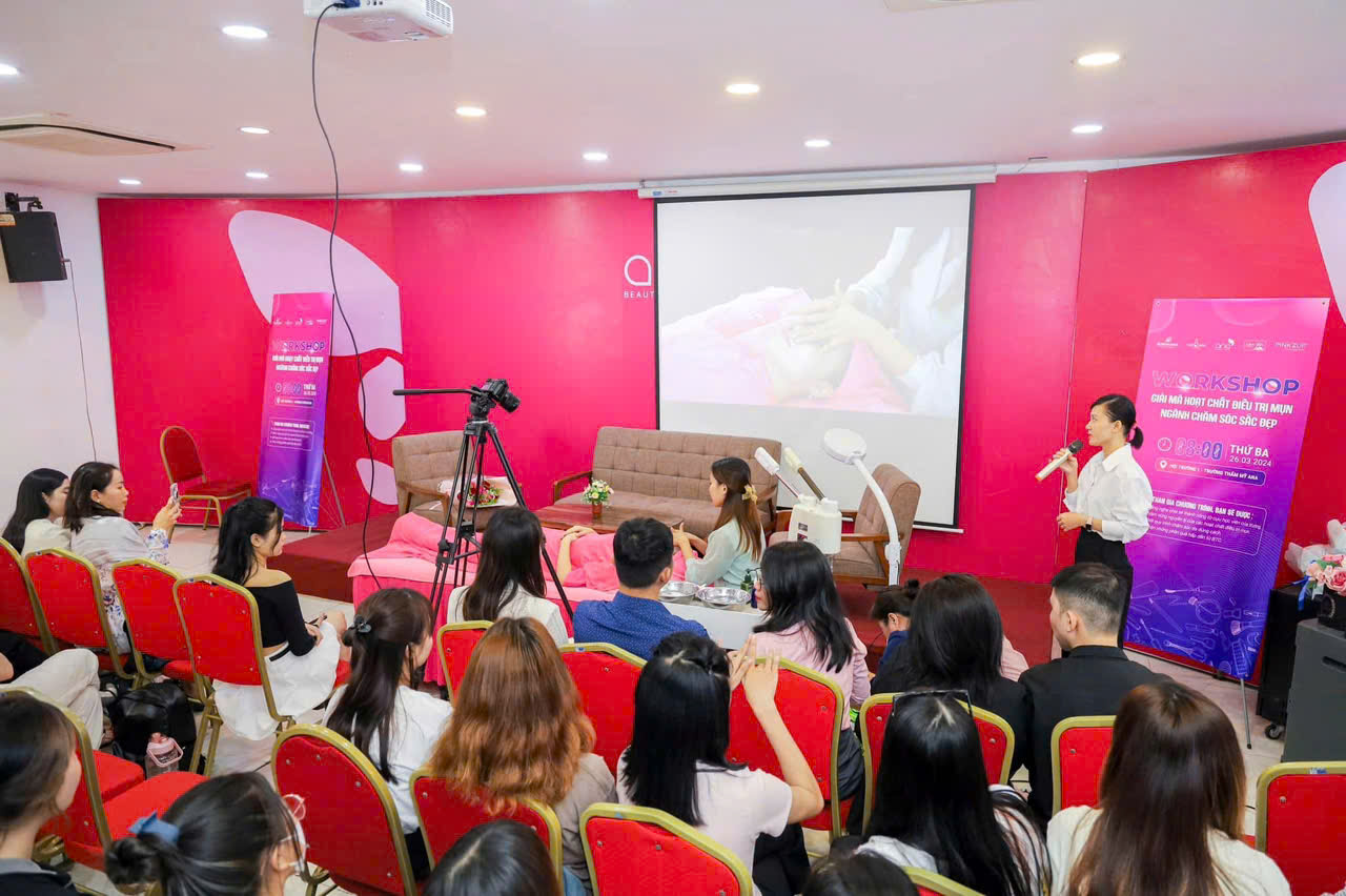Học viên theo dõi phần thực hành trực tiếp trên khách mẫu